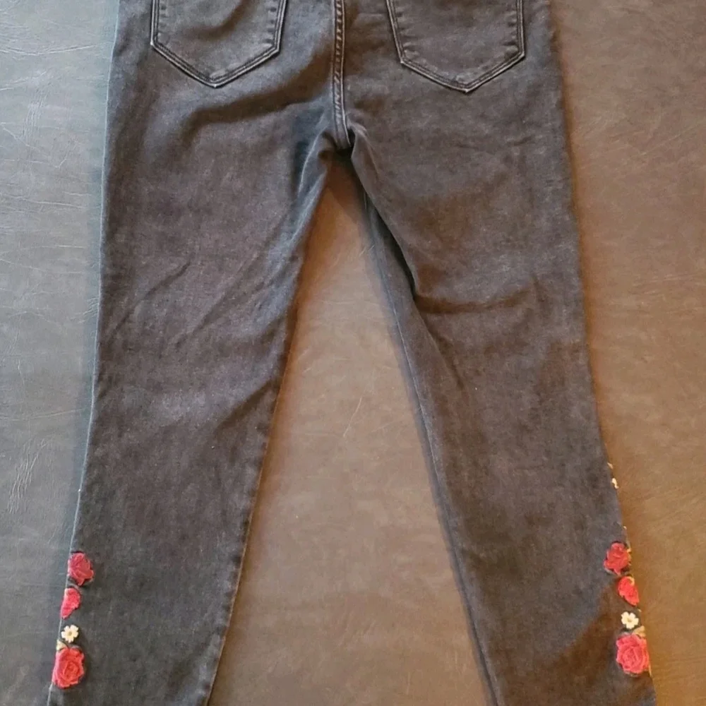 Driftwood Jackie Embroidered Jeans Womens Size 6 L28 Black Floral Rose Stretch - Picture 3 of 9